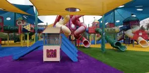 גינת שעשועים עם משטחי בטיחות