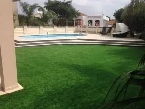 דשא סינטטי לבריכות ילדים בגינת הבית