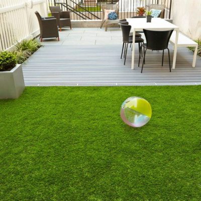 חצר עם דשא סינטטי ודק