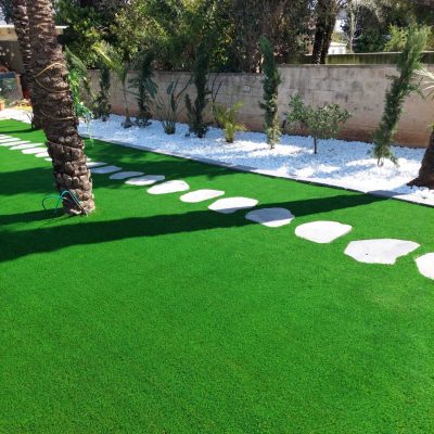 דשא סינטטי עם שביל לבנים