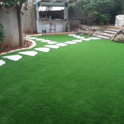 דשא סינטטי עם שביל לבנים