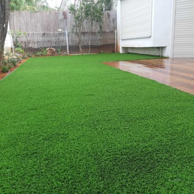 חצר עם דשא סינטטי