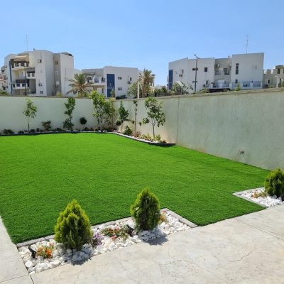 חצר עם דשא סינטטי