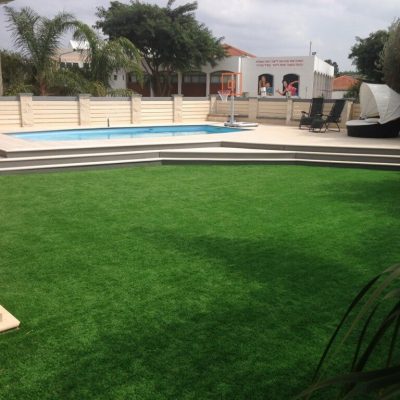 בית שמעון בריכה עם דשא סינטטי לילדים