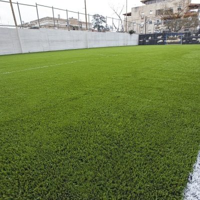 מגרש כדורגל עם דשא סינטטי