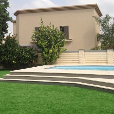בית שמעון עם דשא סינטטי ליד הבריכה